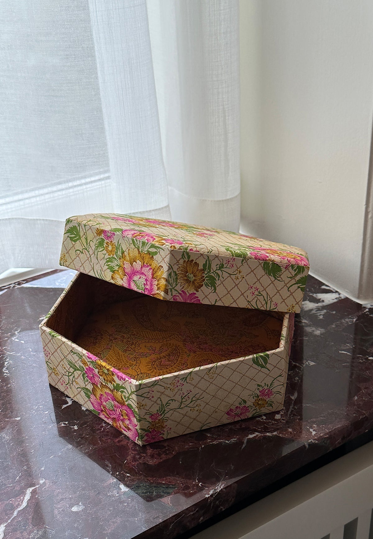 ALISON HEXAGON SILK BOX - Moeon