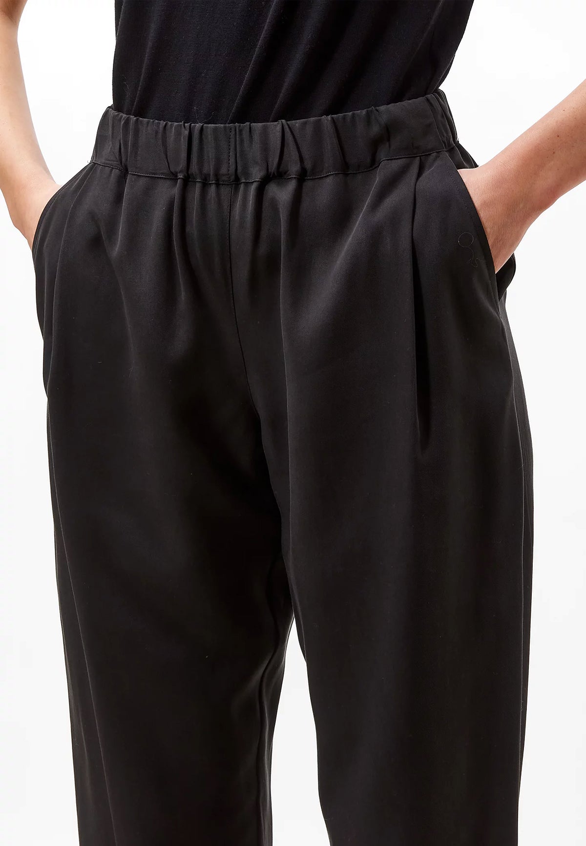 ELASTIC TENCEL PANTS BLACK - Moeon